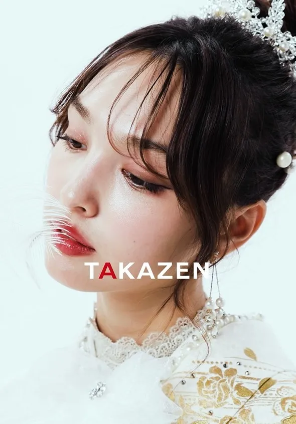 TAKAZENのレンタル振袖 ヘップバーン　白/ゴールド　レース素材バラ柄　セレブ　高級エレガント振袖　人気　キラキラスワロフスキー付き　香川るな【通販可】32037