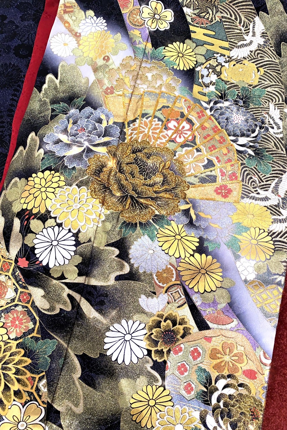 TAKAZENのレンタル振袖 ジャパンモード　白/黒/ゴールド(金色)　吉祥文様　迫力満点　クール系　花魁風　派手　目立つ　ラメ入り生地　坂本礼美【通販可】32141