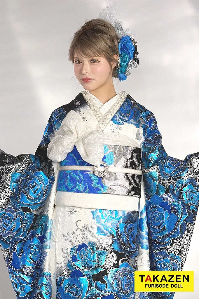 TAKAZENのレンタル振袖 クール系　ブルー(青)/白/黒　薔薇柄　高級　派手　一番目立つ　キラキラ振袖　豪華　スワロフスキー付き　柄多い　かっこいい　今井アンジェリカ【通販可】　21051