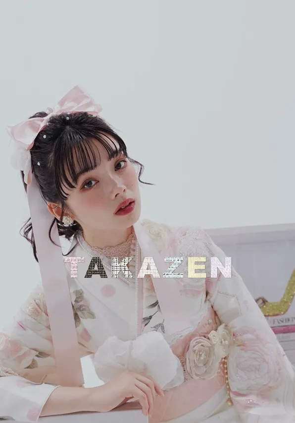 TAKAZENのレンタル振袖 ヘップバーンシャネルカラー　白/ゴールド　バラ/リボン柄　スワロフスキー　おしゃれな　ドレッシー　カメリア柄帯　南琴奈【通販可】24004