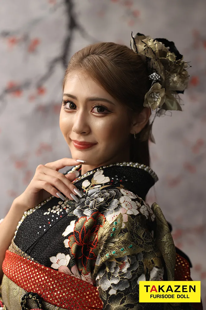 TAKAZENのレンタル振袖 格安モード系　黒/ゴールド(金色)　牡丹柄　花魁風　渋い　ギャル振袖　桂由美デザイン　目立つ【通販可】32123