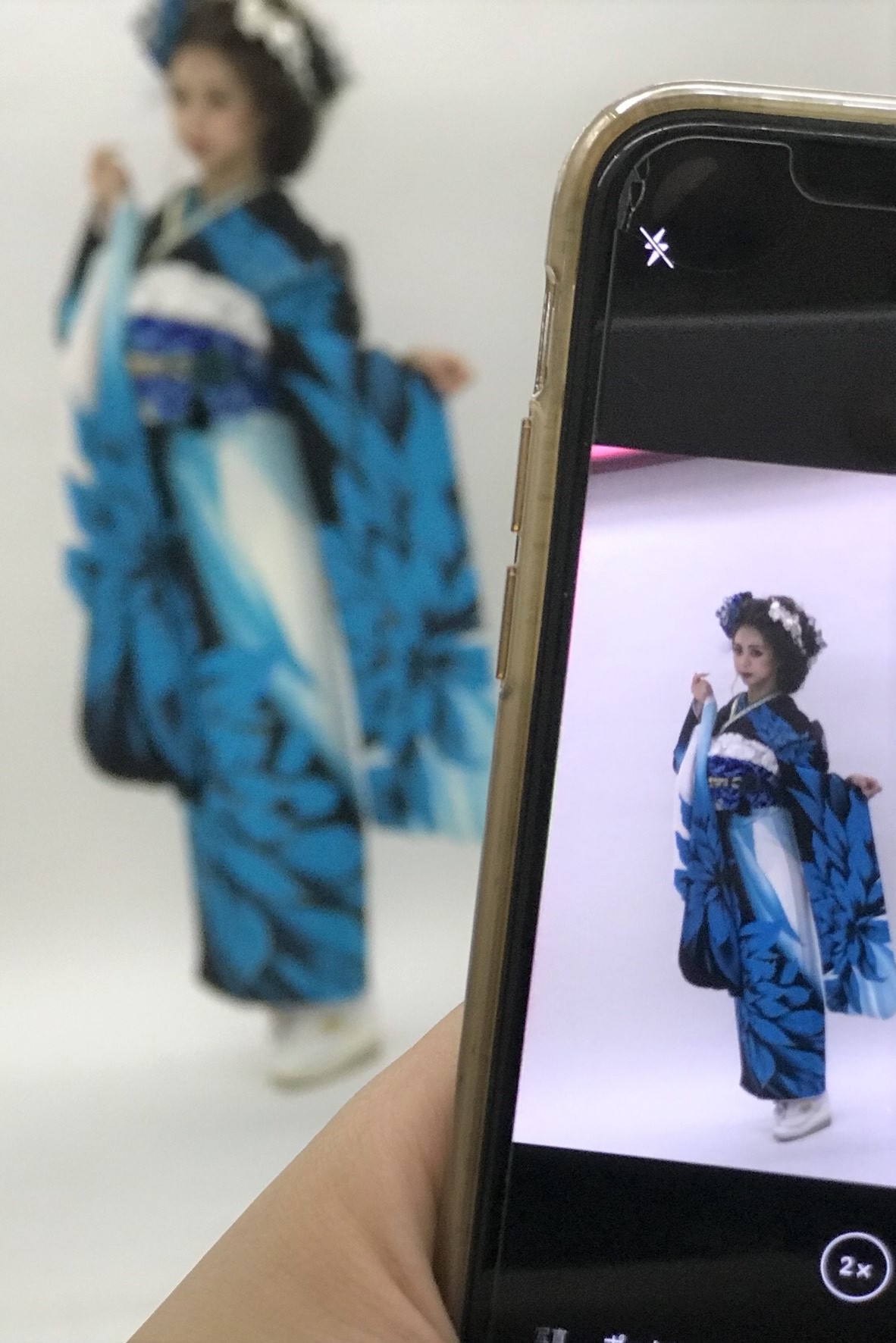 TAKAZENのレンタル振袖 激安クール系　青/黒/白　睡蓮柄/大柄　かっこいい　モード　シンプルギャル振袖　クールビューティー　目立つ　中村りおん【通販可】32129