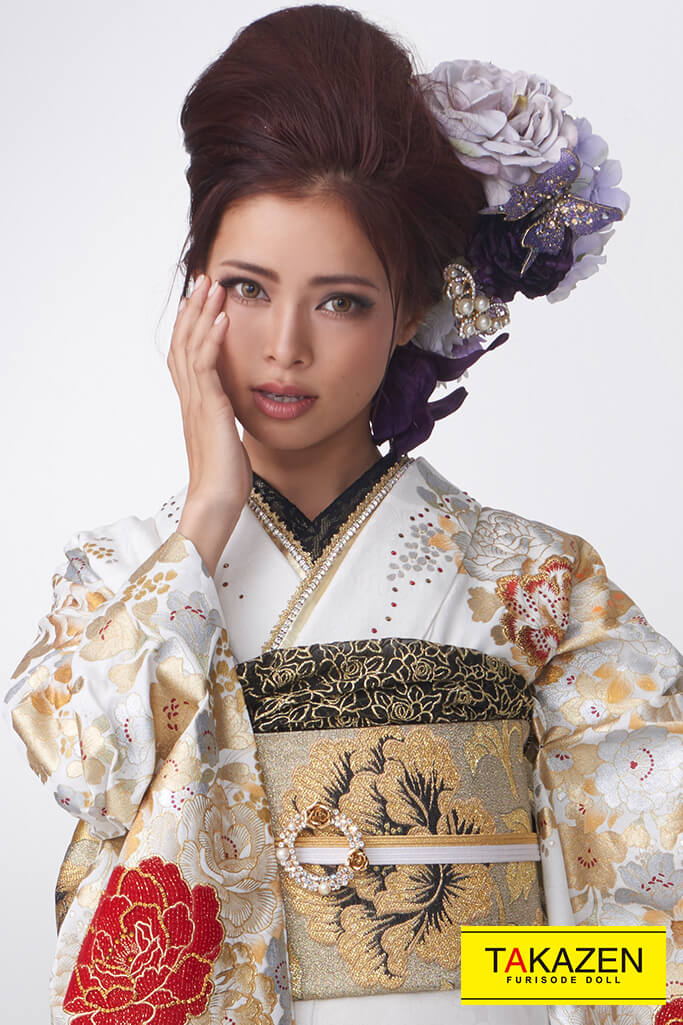 TAKAZENのレンタル振袖 格安モード　バラ柄　白/ゴールド(金色)一番目立つ　豪華　派手振袖　桂由美デザイン　エレガント　綺麗【通販可】#F0088