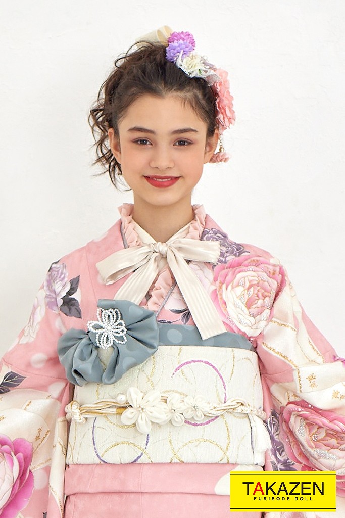 TAKAZENのレンタル振袖 キュートガーリー　淡色ピンク　バラ柄　写真映え　ゆるふわ　可愛いデザイン　あざとかわいい　ブリッジマン遊七【通販可】22053
