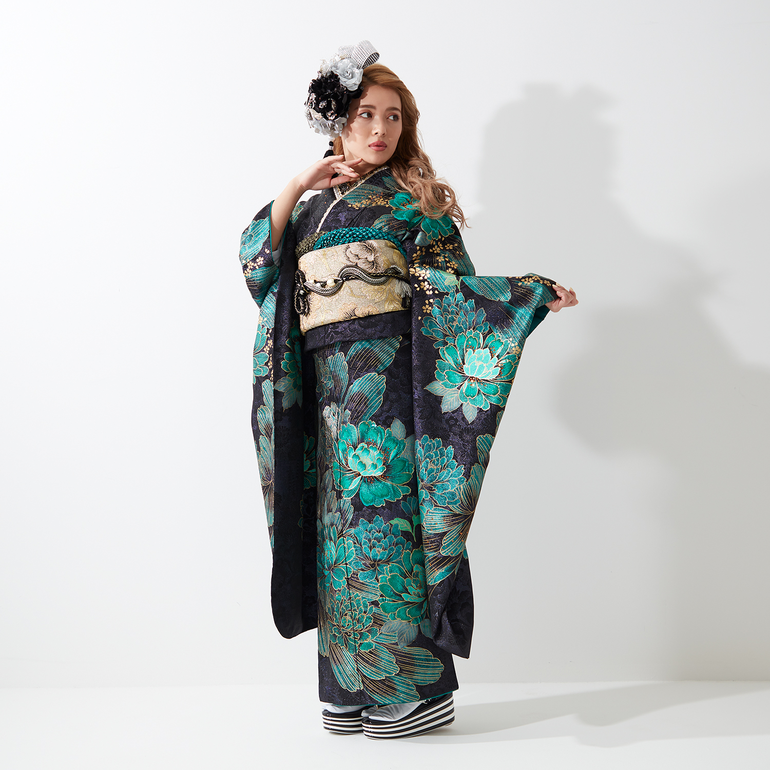 TAKAZENのレンタル振袖 クール系　黒/緑　牡丹柄　目立つ　ギャル振袖　派手　かっこいい　モード　ゴージャス【通販可】　G49