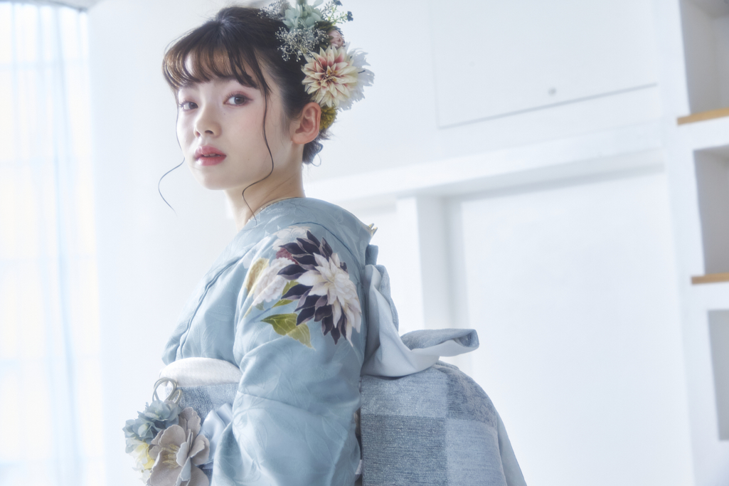 フリソデ 振袖 成人式 大人っぽい 可愛い くすみカラー 今どき おしゃれなきこなし 水色 薄い水色