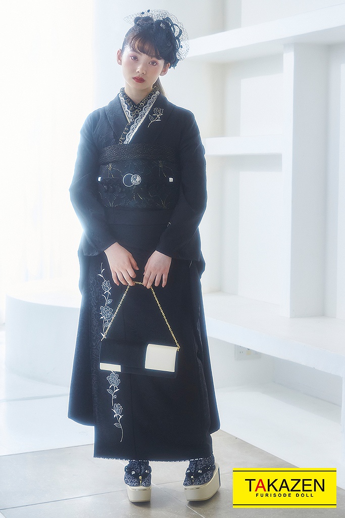 TAKAZENのレンタル振袖 ヴィンテージスタイル　ブラック/黒ベース　ワンポイント刺繍柄　人と被らない　シンプル振袖　おしゃれな着こなし　洋風【通販可】LB1