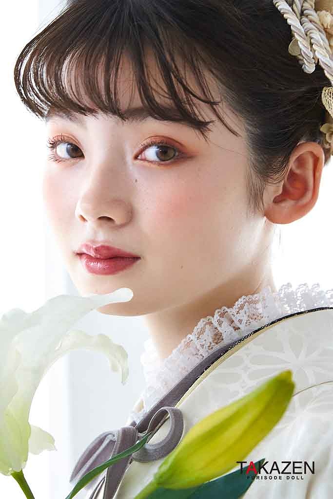 TAKAZENのレンタル振袖 くすみカラーガーリー　白/グレー/ニュアンスカラー　無地振袖 　グラデーション　シンプル　トレンドおしゃれ　リボンアレンジ　南琴奈【通販可】LB15
