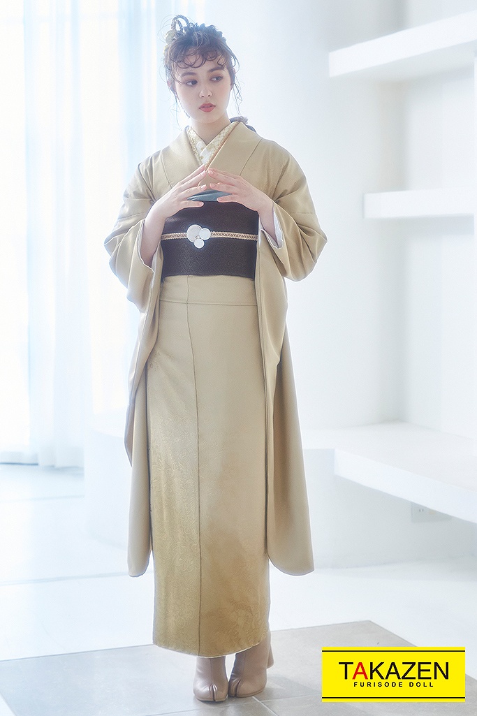 TAKAZENのレンタル振袖 ヴィンテージスタイル ベージュ 無地/グラデーション シンプル振袖 ブーツスタイル ワントーンコーデ【通販可】LB3