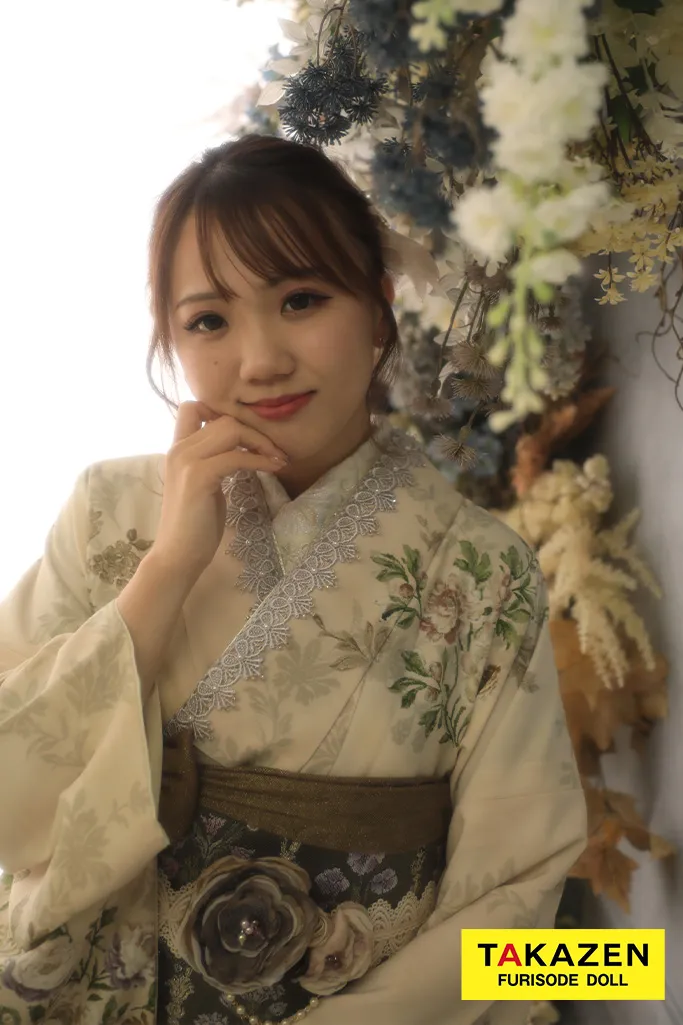 TAKAZENのレンタル振袖 くすみカラーガーリー　アイボリー/くすみ系/ダスティーカラー　JILLSTUART(ジルスチュアート)振袖　ブーツスタイル【通販可】K625