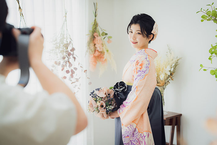 前撮りにかかる費用と注意点｜卒業式の袴姿の思い出を写真に残そう！