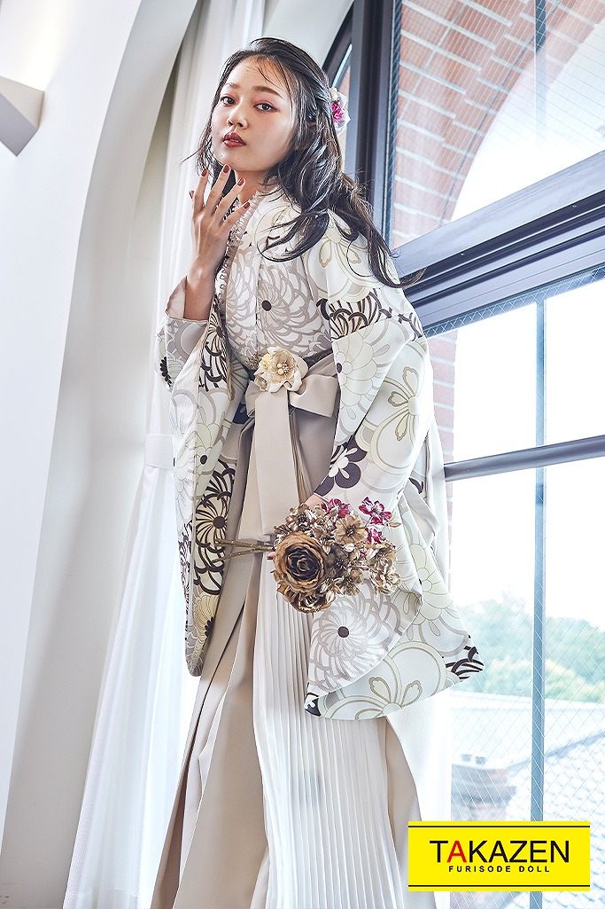 TAKAZENのレンタル袴 ヴィンテージスタイル　アイボリー/くすみカラー　菊柄/総柄　大人かわいい　プリーツ袴【通販可】V23071