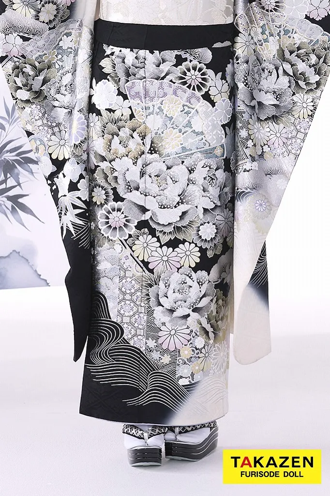 TAKAZENのレンタル振袖 粋古典　シルバー/白黒　扇面柄/牡丹柄　最高級金彩刺繍友禅　かっこいい　大人っぽい振袖　キラキラスワロフスキー付き　目立つ　香川るな【通販可】22020