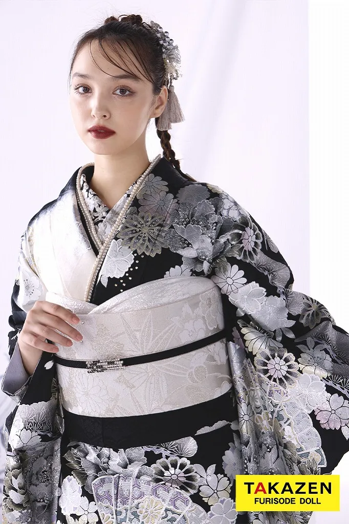 TAKAZENのレンタル振袖 粋古典　シルバー/白黒　扇面柄/牡丹柄　最高級金彩刺繍友禅　かっこいい　大人っぽい振袖　キラキラスワロフスキー付き　目立つ　香川るな【通販可】22020