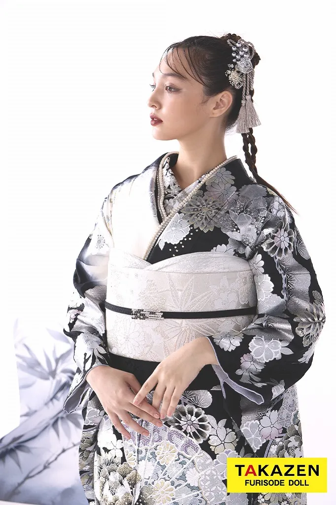 TAKAZENのレンタル振袖 粋古典　シルバー/白黒　扇面柄/牡丹柄　最高級金彩刺繍友禅　かっこいい　大人っぽい振袖　キラキラスワロフスキー付き　目立つ　香川るな【通販可】22020