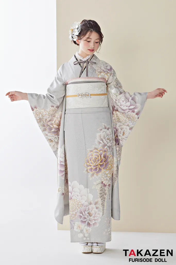 TAKAZENのレンタル振袖 くすみカラー古典 淡い色/薄グレー/ニュアンスカラー 牡丹柄 綺麗な振袖 透明感がある 假屋崎省吾デザイン 南琴奈【通販可】23003