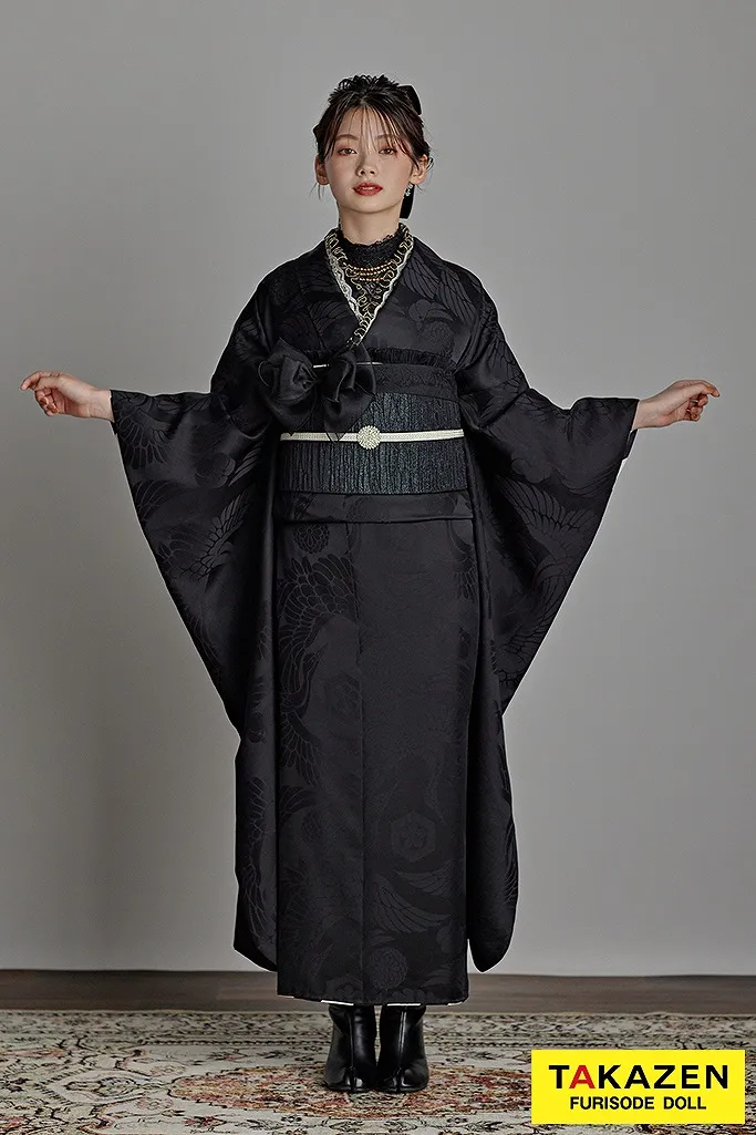 TAKAZENのレンタル振袖 ヴィンテージスタイル　黒/ブラック　無地　大人っぽい着こなし　真っ黒振袖　レース小物コーデ/足袋ブーツ　おしゃれ　南琴奈【通販可】23009