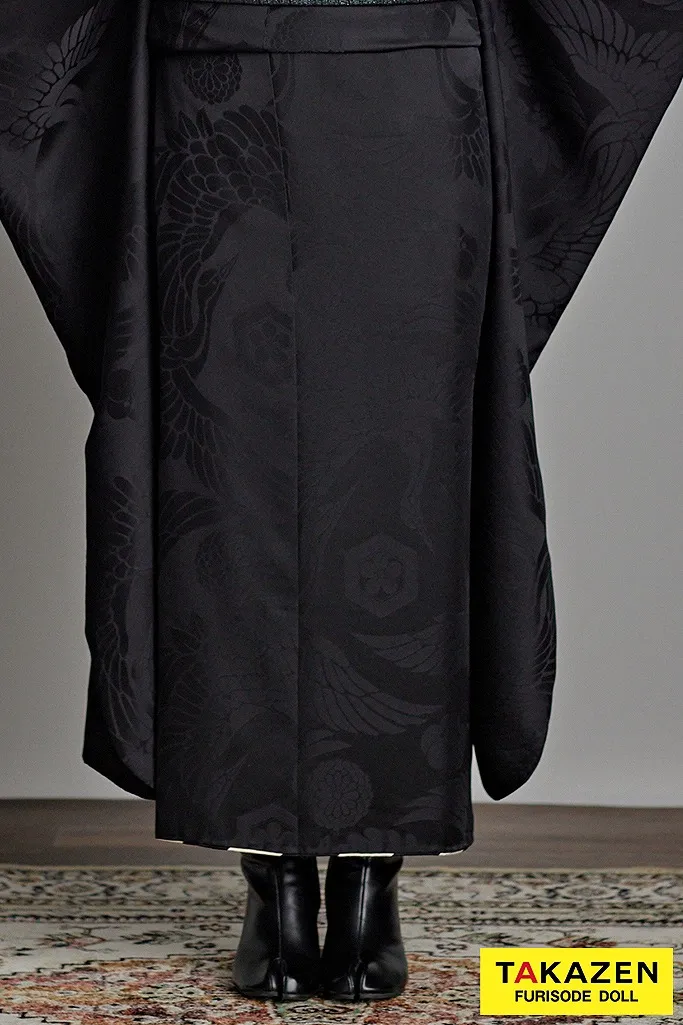 TAKAZENのレンタル振袖 ヴィンテージスタイル　黒/ブラック　無地　大人っぽい着こなし　真っ黒振袖　レース小物コーデ/足袋ブーツ　おしゃれ　南琴奈【通販可】23009