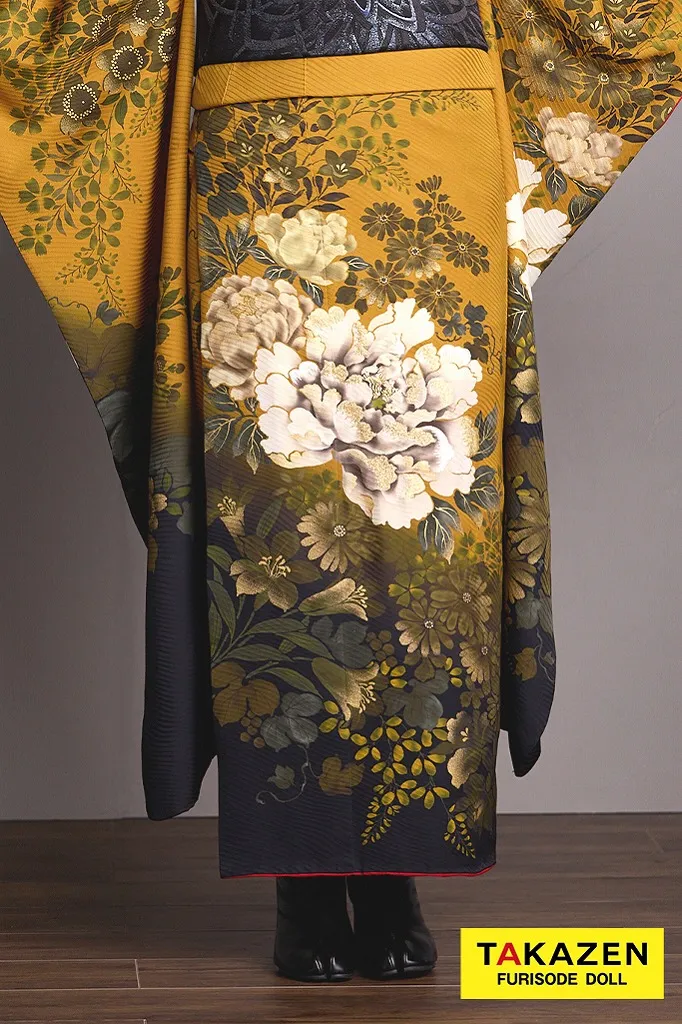 TAKAZENのレンタル振袖 ヴィンテージスタイル　からし/黒　牡丹柄　ノスタルジック　個性的振袖　大正ロマン　人気　アンティーク調　ブーツスタイル　南琴奈【通販可】23011