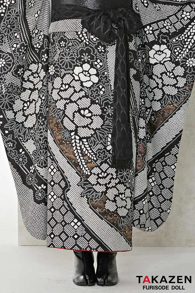 TAKAZENのレンタル振袖 ヴィンテージスタイル　黒/白/モノトーン　絞り風　大正ロマン　アンティーク調振袖　ブーツコーデ　しごきアレンジ　南琴奈【通販可】23017