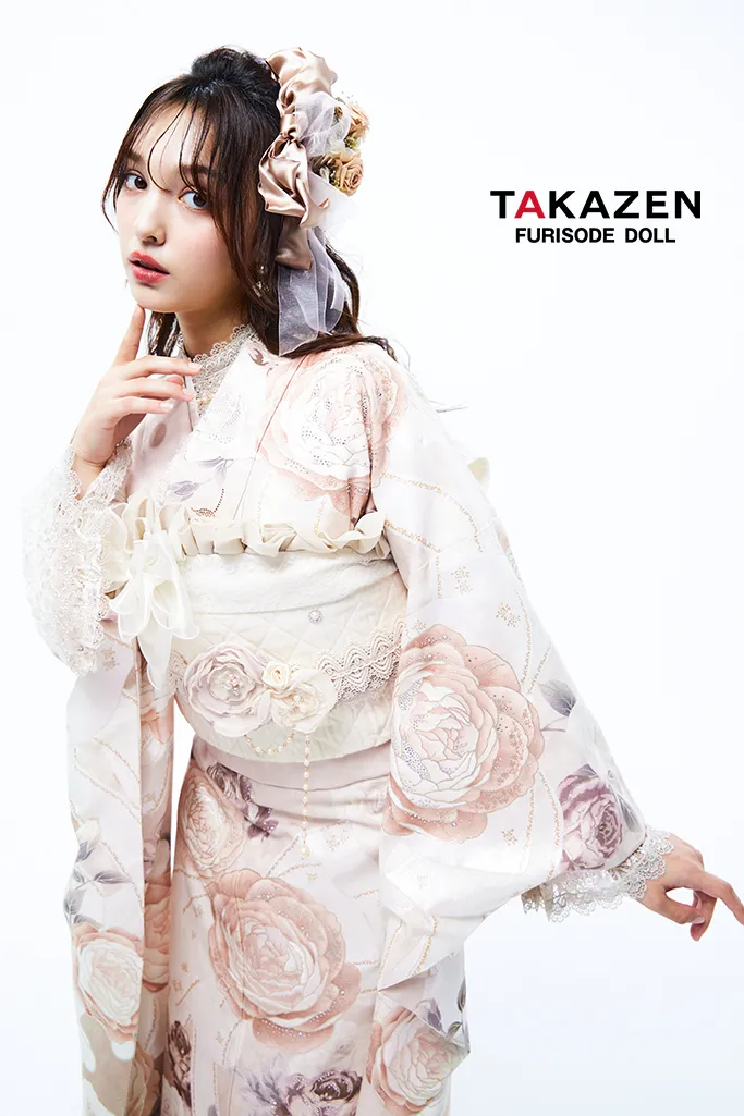 TAKAZENのレンタル振袖 ヘップバーン　ベージュ/淡い色/くすみ　バラ柄/リボン柄　エレガント　お洒落　スワロフスキー付き　かわいい　レースインナーコーデ　香川るな【通販可】23034