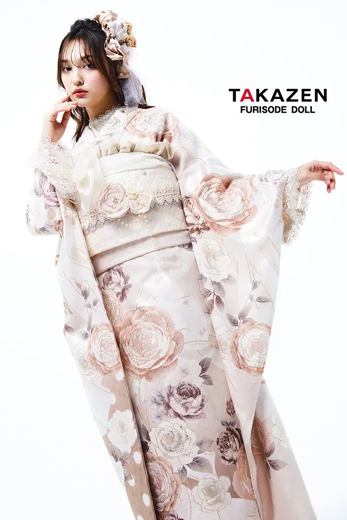 TAKAZENのレンタル振袖 ヘップバーン　ベージュ/淡い色/くすみ　バラ柄/リボン柄　エレガント　お洒落　スワロフスキー付き　かわいい　レースインナーコーデ　香川るな【通販可】23034