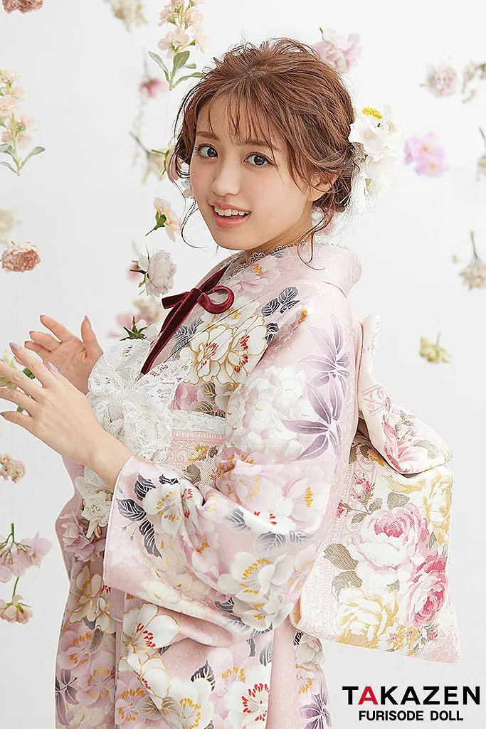 TAKAZENのレンタル振袖 くすみカラーガーリー　淡色/ピンク　牡丹柄　トレンド　かわいい振袖　香音ちゃん　フレンチガーリー　香音【通販可】23041