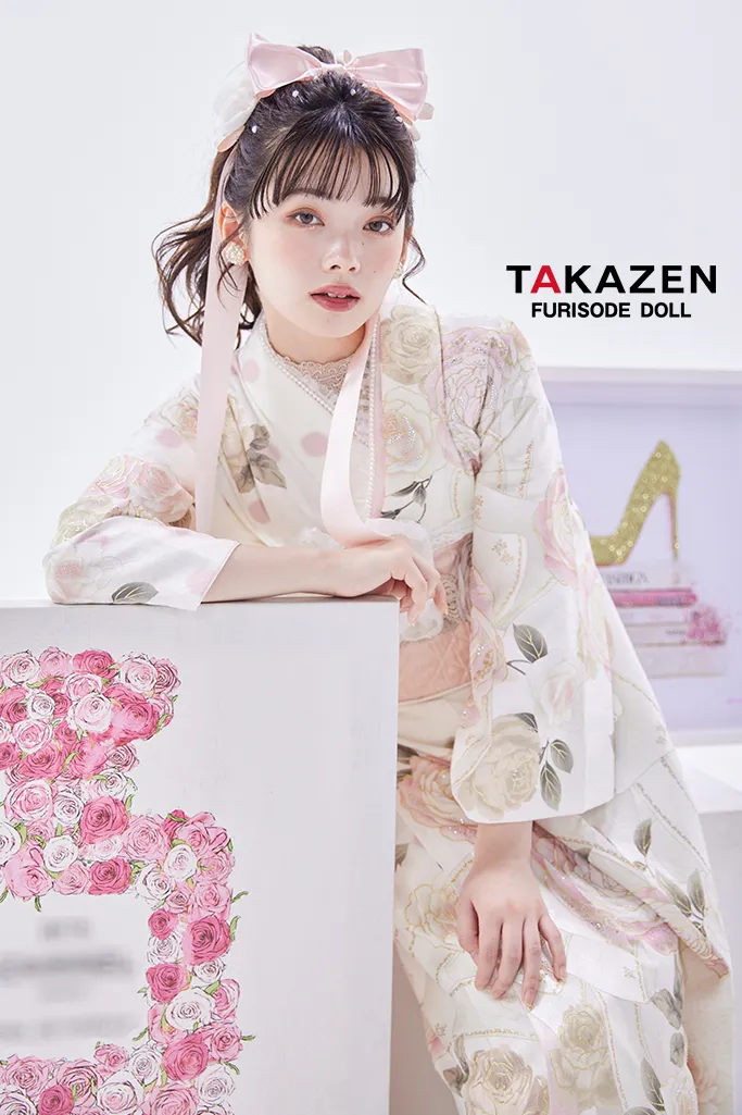 TAKAZENのレンタル振袖 ヘップバーンシャネルカラー　白/ピンク/淡い色　バラ/リボン柄　かわいい　スワロフスキー付き　レースインナー/ヒールコーデ　南琴奈【通販可】24001