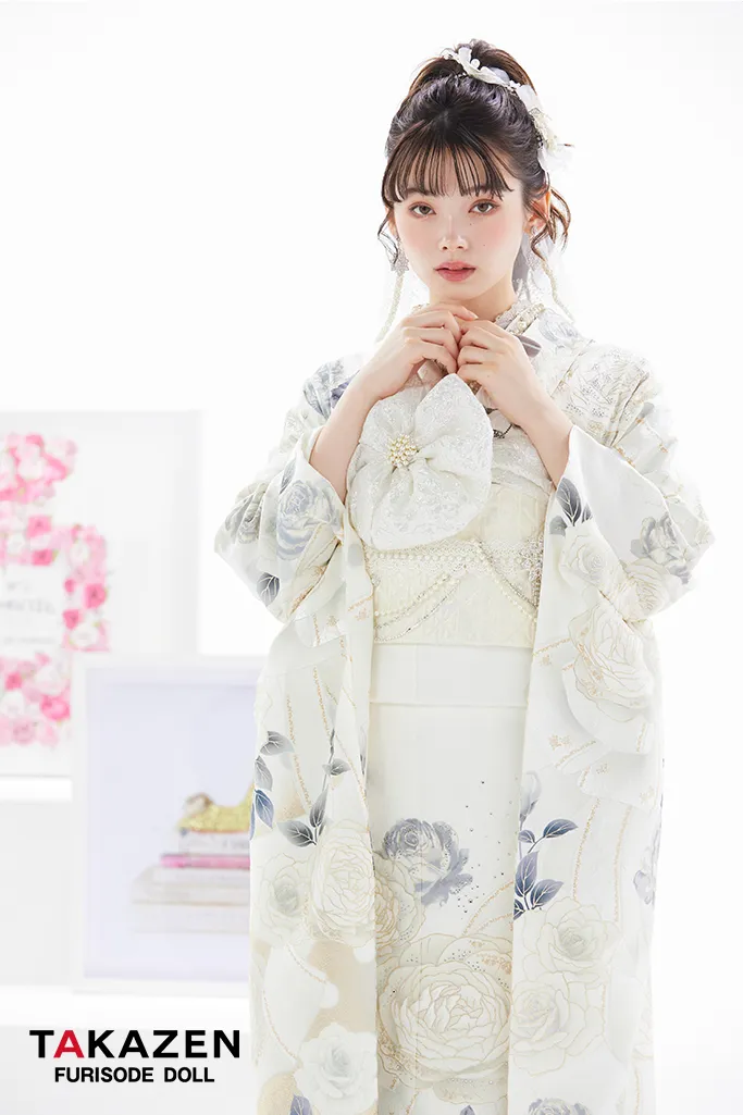 TAKAZENのレンタル振袖 ヘップバーンシャネルカラー　白/ゴールド　バラ/リボン柄　スワロフスキー　おしゃれな　ドレッシー　カメリア柄帯　南琴奈【通販可】24004