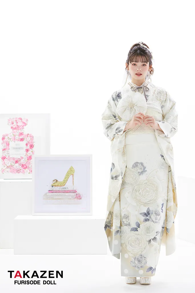 TAKAZENのレンタル振袖 ヘップバーンシャネルカラー　白/ゴールド　バラ/リボン柄　スワロフスキー　おしゃれな　ドレッシー　カメリア柄帯　南琴奈【通販可】24004