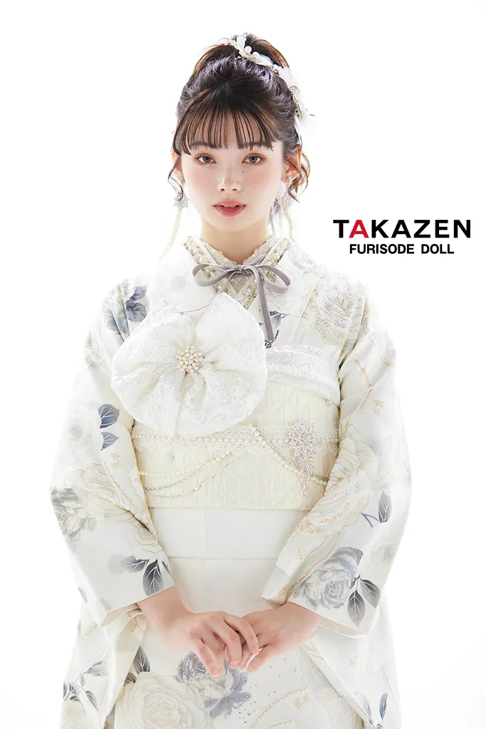 TAKAZENのレンタル振袖 ヘップバーンシャネルカラー　白/ゴールド　バラ/リボン柄　スワロフスキー　おしゃれな　ドレッシー　カメリア柄帯　南琴奈【通販可】24004