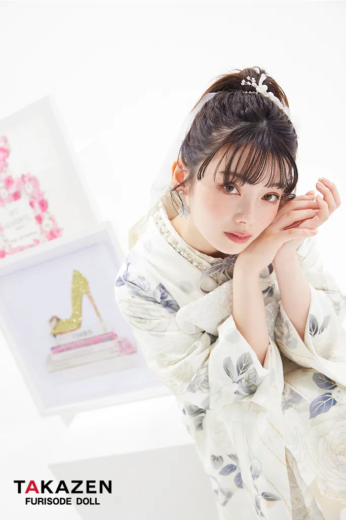 TAKAZENのレンタル振袖 ヘップバーンシャネルカラー　白/ゴールド　バラ/リボン柄　スワロフスキー　おしゃれな　ドレッシー　カメリア柄帯　南琴奈【通販可】24004