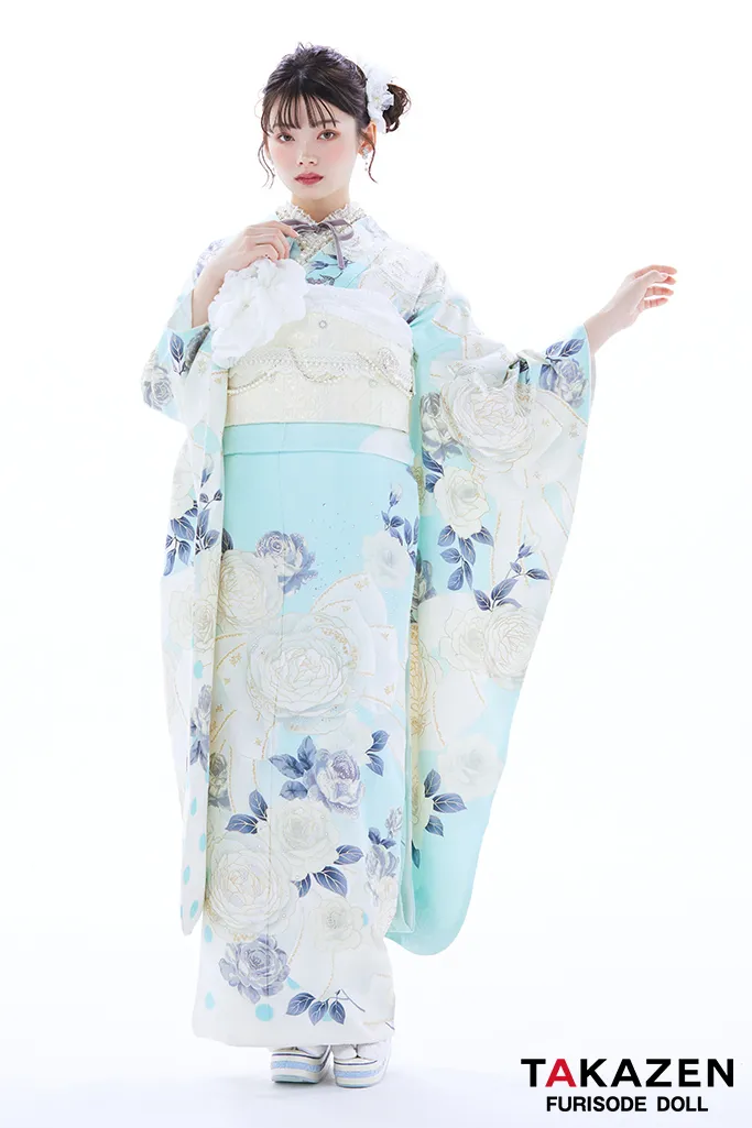 TAKAZENのレンタル振袖 ヘップバーンシャネルカラー　水色/白/くすみカラー　バラ/リボン柄　スワロフスキー　透明感　おしゃれ　セレブ　エレガント　南琴奈【通販可】24005　