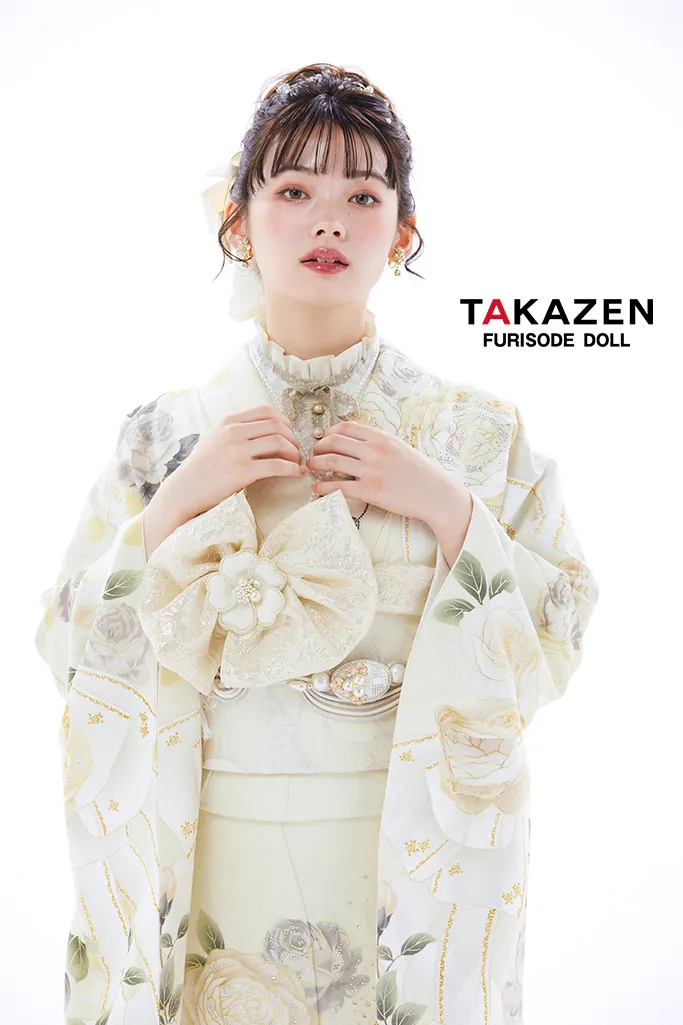 TAKAZENのレンタル振袖 ヘップバーンシャネルカラー　黄色/クリーム　おしゃれな振袖　バラ/リボン柄　スワロフスキー付き　ブーツコーデ　レース小物コーデ　南琴奈【通販可】24006