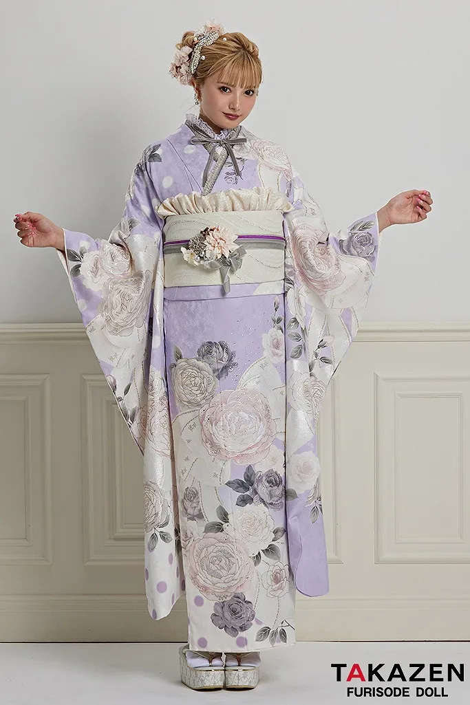 TAKAZENのレンタル振袖 ヘップバーンシャネルカラー　薄紫/ピンク/淡い色　おしゃれな振袖　バラ/リボン柄　スワロフスキー付き　セレブ　エレガント　南琴奈【通販可】24007