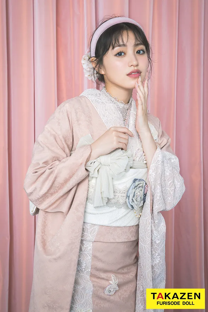TAKAZENのレンタル振袖 ヘップバーンミニョン　ピンクベージュ　立体花　フレンチガーリー　おしゃれ　かわいい　誰ともかぶらない　レースインナー/ブーツコーデ　香音【通販可】24008