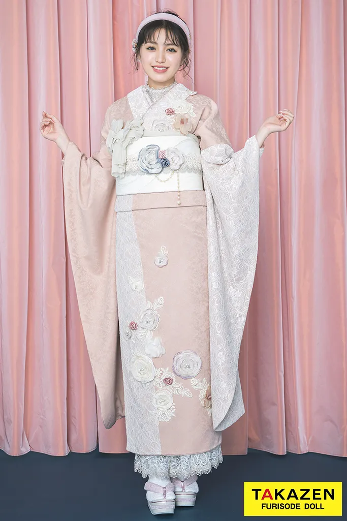 TAKAZENのレンタル振袖 ヘップバーンミニョン　ピンクベージュ　立体花　フレンチガーリー　おしゃれ　かわいい　誰ともかぶらない　レースインナー/ブーツコーデ　香音【通販可】24008