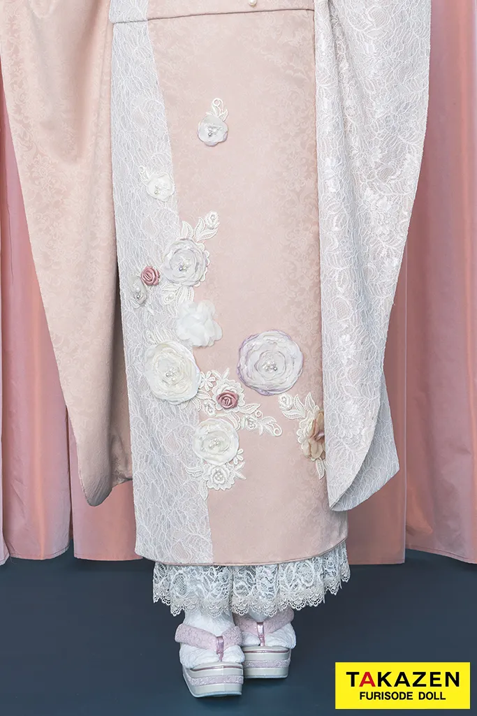 TAKAZENのレンタル振袖 ヘップバーンミニョン　ピンクベージュ　立体花　フレンチガーリー　おしゃれ　かわいい　誰ともかぶらない　レースインナー/ブーツコーデ　香音【通販可】24008