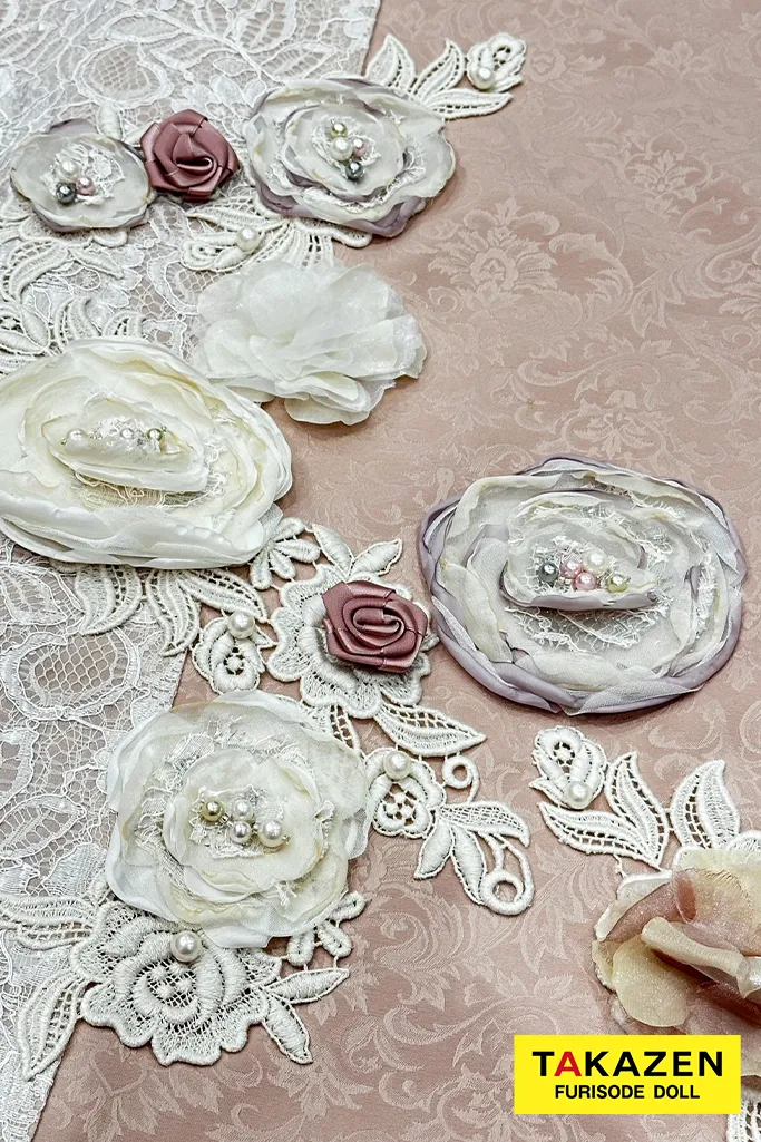 TAKAZENのレンタル振袖 ヘップバーンミニョン　ピンクベージュ　立体花　フレンチガーリー　おしゃれ　かわいい　誰ともかぶらない　レースインナー/ブーツコーデ　香音【通販可】24008
