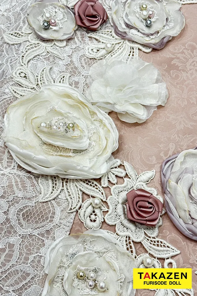 TAKAZENのレンタル振袖 ヘップバーンミニョン　ピンクベージュ　立体花　フレンチガーリー　おしゃれ　かわいい　誰ともかぶらない　レースインナー/ブーツコーデ　香音【通販可】24008