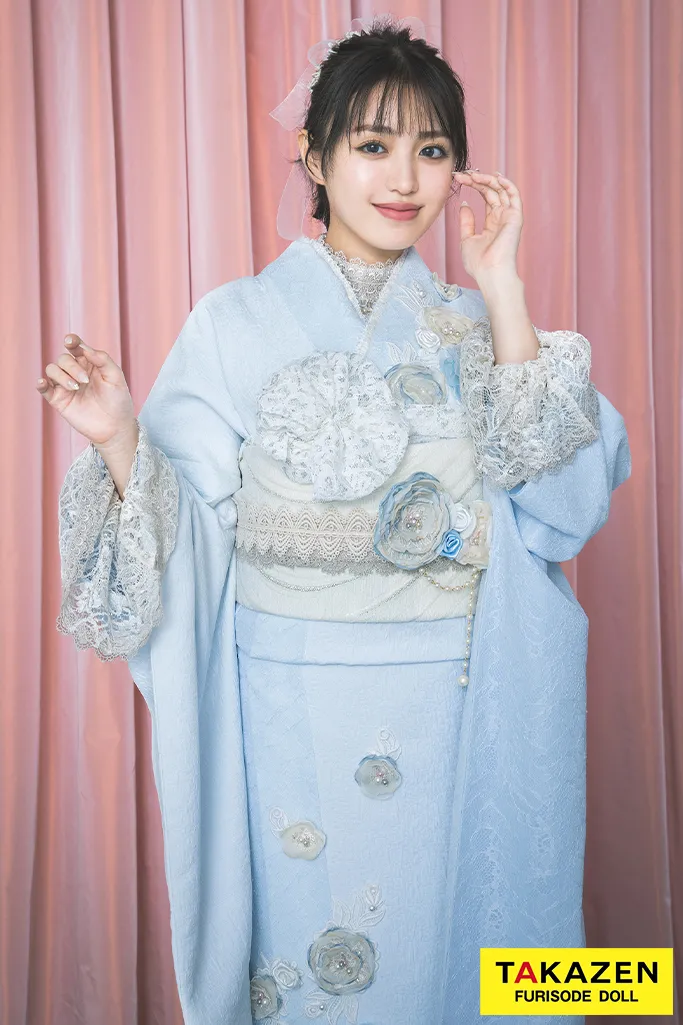 TAKAZENのレンタル振袖 ニューヘップバーンミニョン　水色　立体花　フレンチガーリー　おしゃれ　レースインナー/ブーツコーデ　かぶらない　香音【通販可】24009