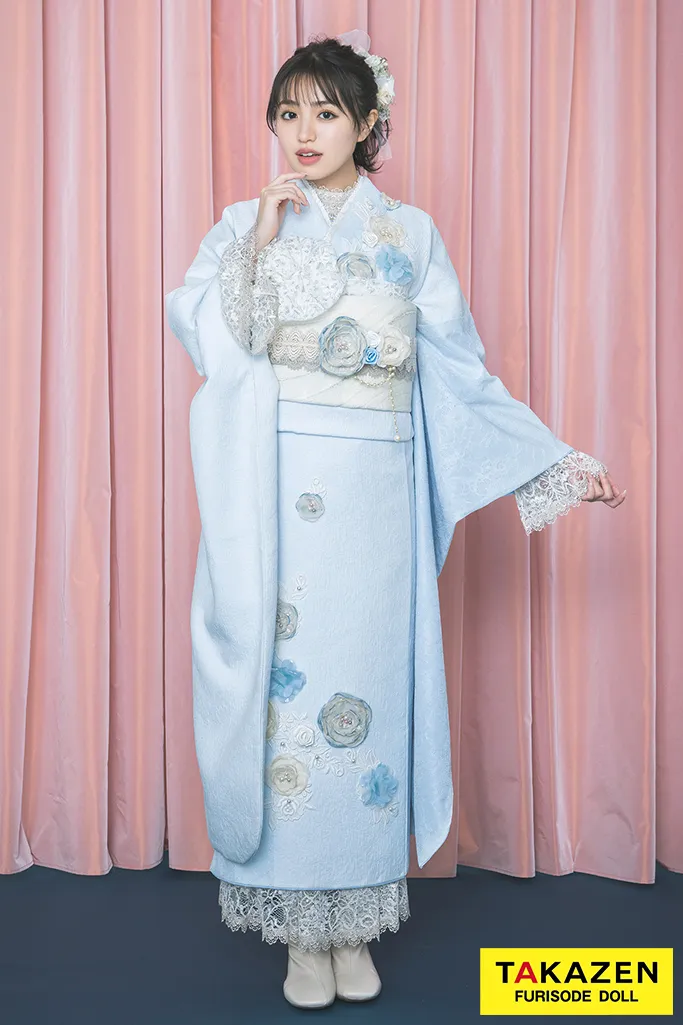 TAKAZENのレンタル振袖 ニューヘップバーンミニョン　水色　立体花　フレンチガーリー　おしゃれ　レースインナー/ブーツコーデ　かぶらない　香音【通販可】24009