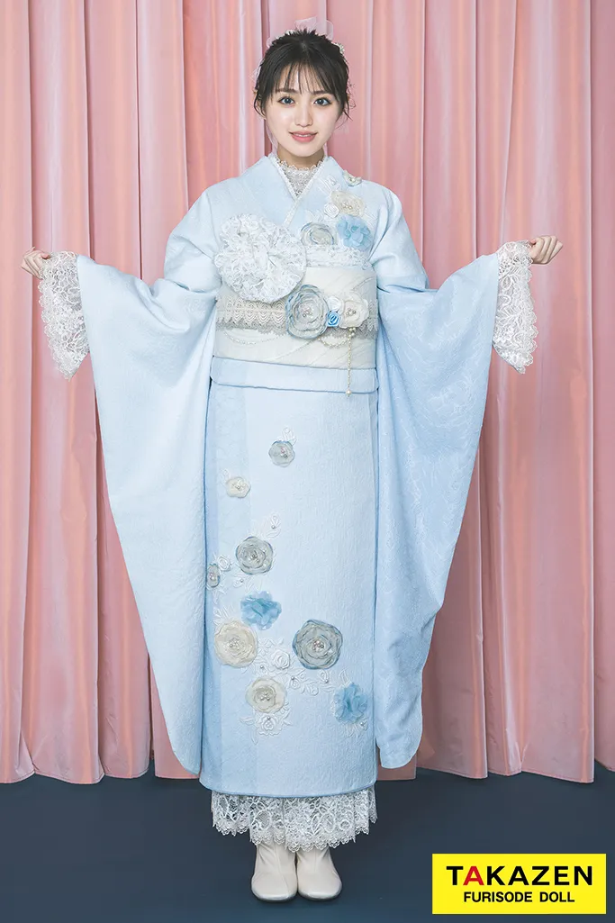 TAKAZENのレンタル振袖 ニューヘップバーンミニョン　水色　立体花　フレンチガーリー　おしゃれ　レースインナー/ブーツコーデ　かぶらない　香音【通販可】24009