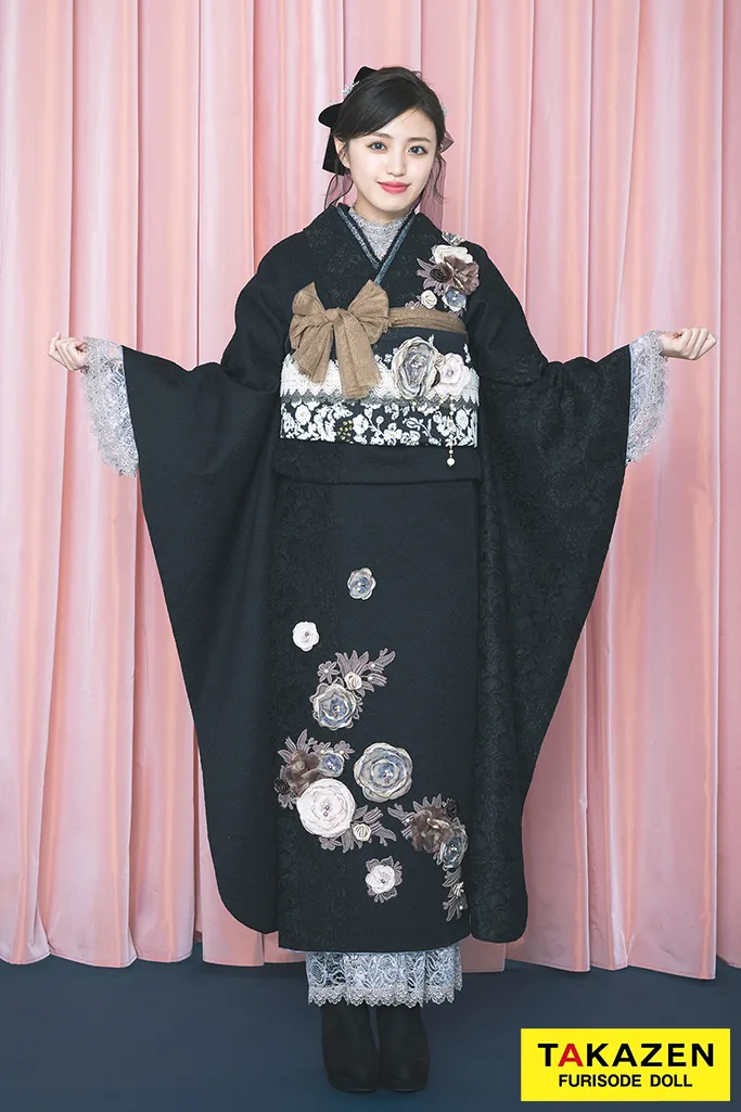 TAKAZENのレンタル振袖 ヘップバーン“ミニョン”(かわいい)　黒　立体花　フレンチレトロ　おしゃれな　ガーリー　レースインナー/ブーツコーデ　香音【通販可】24011