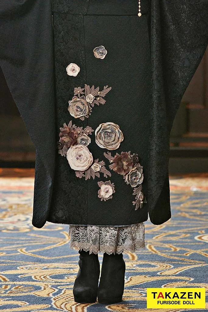 TAKAZENのレンタル振袖 ヘップバーン“ミニョン”(かわいい)　黒　立体花　フレンチレトロ　おしゃれな　ガーリー　レースインナー/ブーツコーデ　香音【通販可】24011
