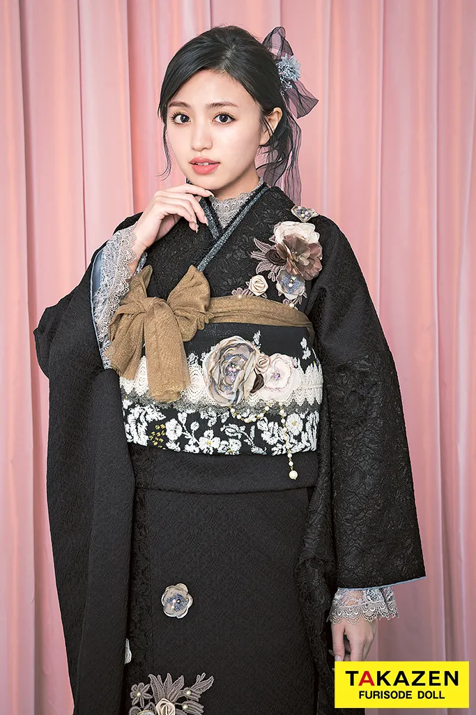 TAKAZENのレンタル振袖 ヘップバーン“ミニョン”(かわいい)　黒　立体花　フレンチレトロ　おしゃれな　ガーリー　レースインナー/ブーツコーデ　香音【通販可】24011
