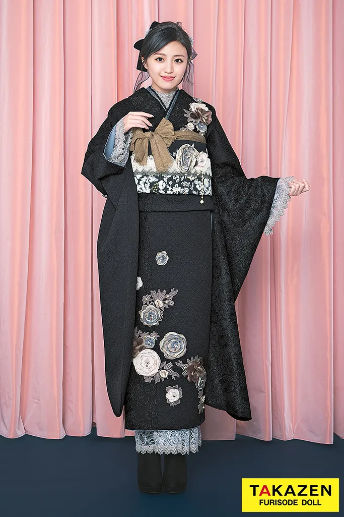 TAKAZENのレンタル振袖 ヘップバーン“ミニョン”(かわいい)　黒　立体花　フレンチレトロ　おしゃれな　ガーリー　レースインナー/ブーツコーデ　香音【通販可】24011