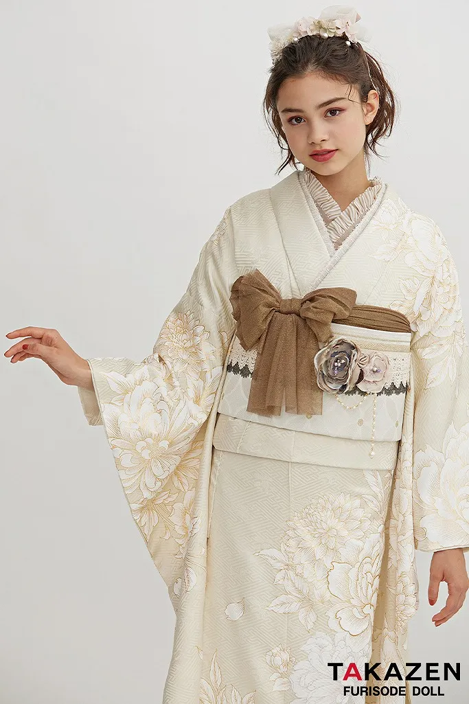 TAKAZENのレンタル振袖 くすみカラーガーリー　薄黄色/クリーム/パステルカラー 　ボタン柄　清楚　トレンドおしゃれ　今どき　ブリッジマン遊七【通販可】24014
