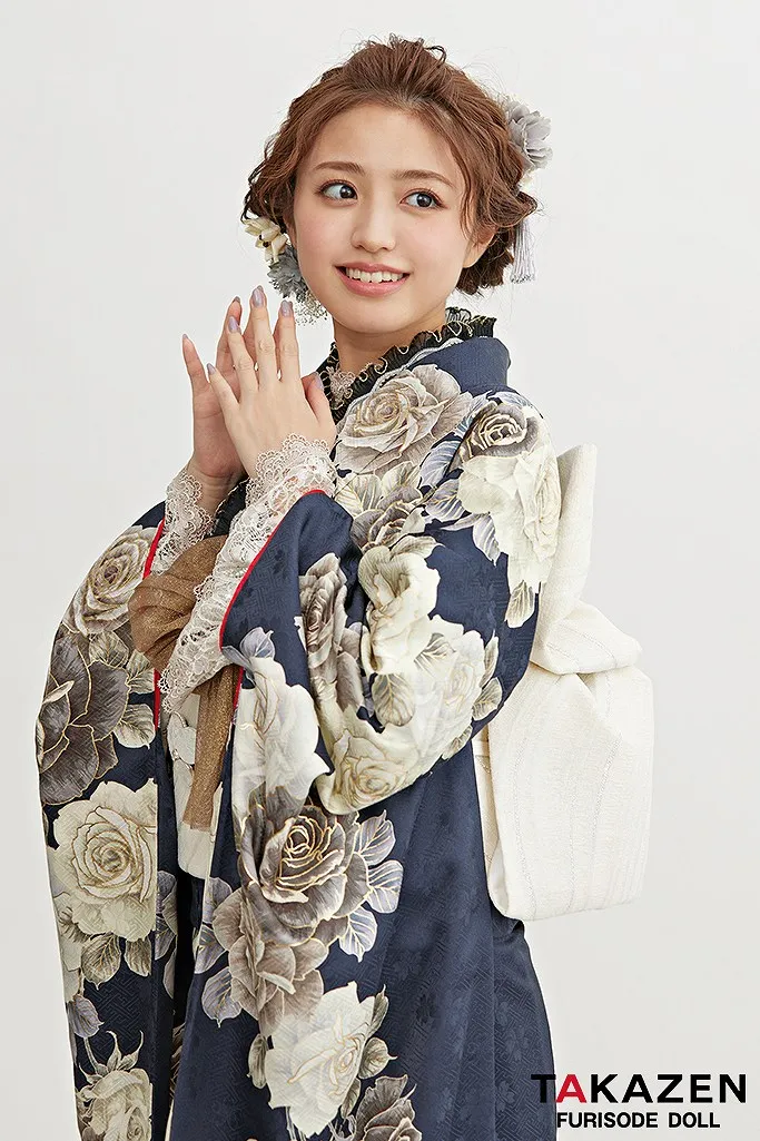 TAKAZENのレンタル振袖 くすみカラーガーリー　紺色/ネイビー/グレー　薔薇柄　おしゃれ　かわいい振袖　ハイネック/ブーツコーデ　香音ちゃん【通販可】24015