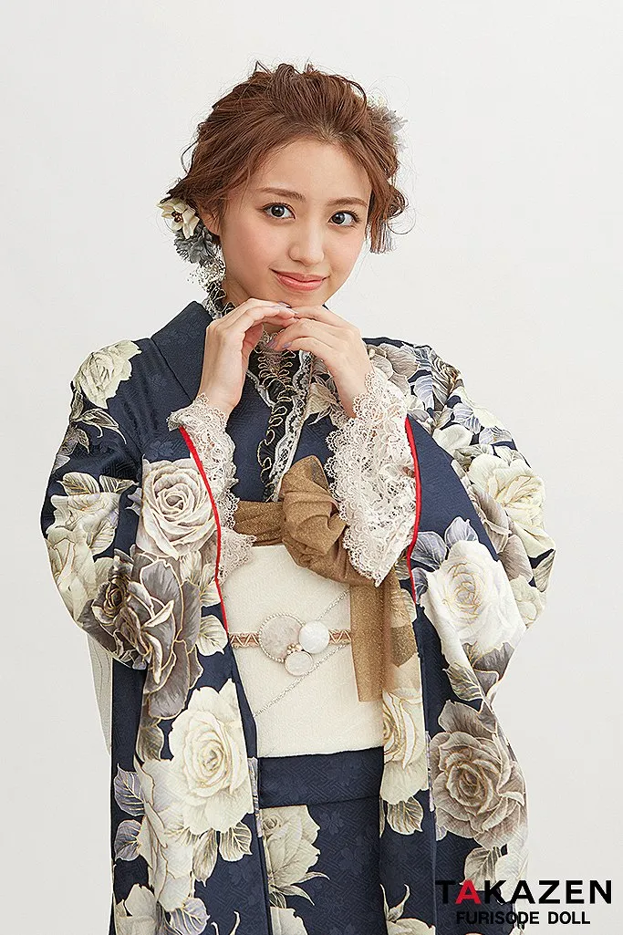 TAKAZENのレンタル振袖 くすみカラーガーリー　紺色/ネイビー/グレー　薔薇柄　おしゃれ　かわいい振袖　ハイネック/ブーツコーデ　香音ちゃん【通販可】24015